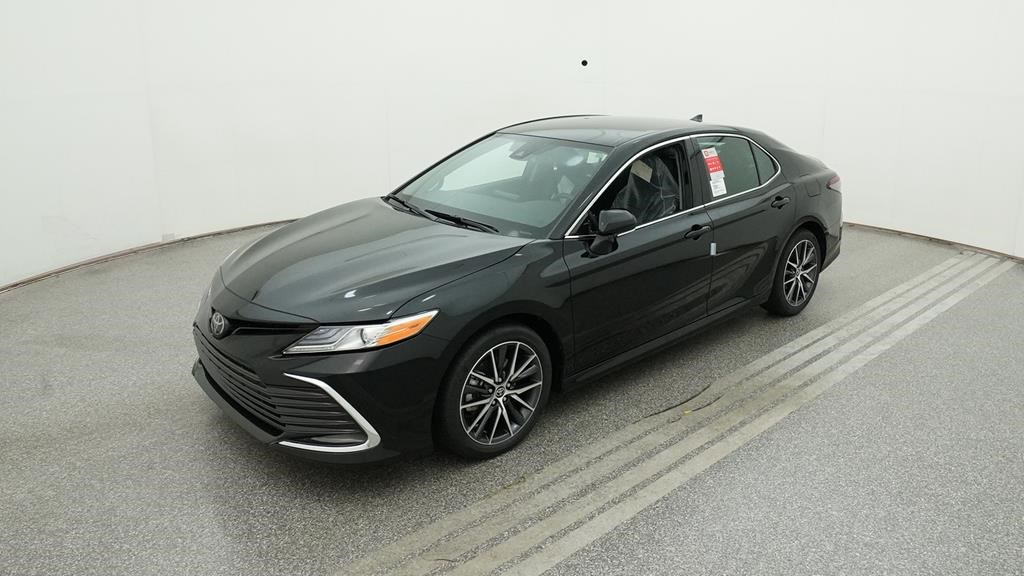 Camry XLE 2.5L 4-Cylinder 8-Speed Automatic [1]